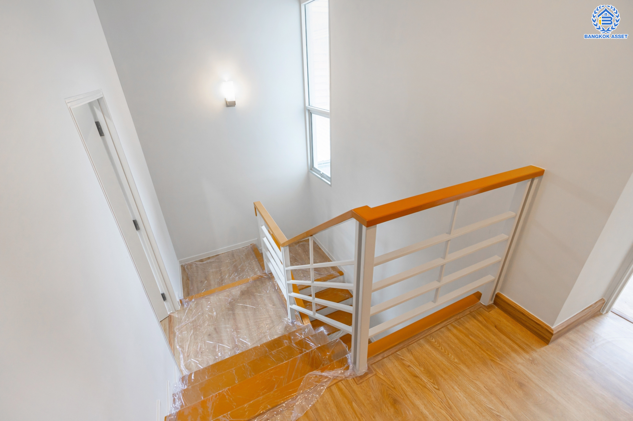 บ้านมือสองตกแต่งใหม่ ม.วิลล่าการ์เด้น3 บางกรวย-ไทรน้อย เนื้อที่ 52.6 ตร.ว. ฟังก์ชัน 3 ห้องนอน  3 ห้องน้ำ 1 ห้องอเนกประสงค์ จอดรถได้ 2 คัน บรรยากาศเป็นส่วนตัว บนทำเลศักยภาพ ใกล้เซ็นทรัลเวสต์เกต เชื่อมต่อหลายเส้นทาง ถ.รัตนาธิเบศร์, ถ.กาญจนาภิเษก และราชพฤกษ์ และรถไฟฟ้า "สถานีบางพลู"